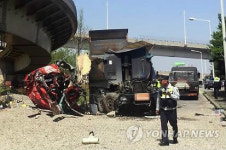 고가도로 아래로 떨어진 화물차