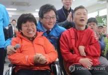 예비 장애인 부부와 만난 유승민 바른정당 후보