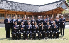 황 대행, 교수·연구원 출신 벤처기업 간담회 기념촬영