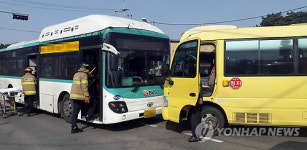사고난 시내버스와 유치원 통학버스 차량