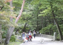 화창한 주말…충북 유원지·유명산 나들이객 붐벼