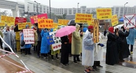 초등학교와 30m 거리에 고속도로 휴게소가 웬 말?