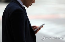 영국 학생들 스마트폰에 빠진 부모도 가족생활에 문제