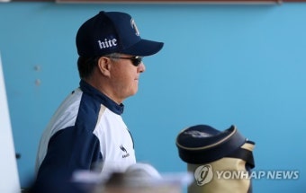 경기 지켜보는 김경문 감독
