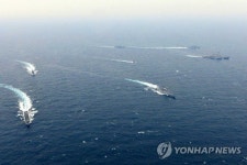 남해상에서 전술기동훈련하는 해군