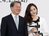 국세청장과 기념촬영하는 성유리