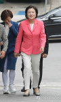 대한노인회 방문하는 문 후보 부인