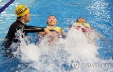 물에 빠졌을 땐 이렇게 제주 초교 3∼4학년 생존수영교육