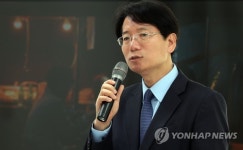 인사말하는 김철민 관장