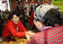 남구로 시장 방문한 이순삼 여사