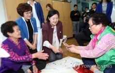 어르신과 이야기 나누는 김정숙씨