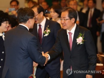 홍준표, 박정희 기념도서관 방문…막판 보수결집 '박차'