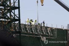 우현 수습 작업 진행 중