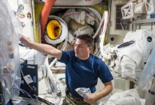 NASA 우주비행사에게 입혀줄 우주복이 모자라