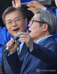 익산역 앞에서 고향역 부르는 문재인