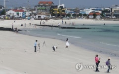 황금연휴 맞아 제주 월정해변 찾은 관광객