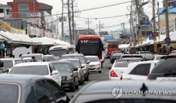 황금연휴 맞아 강릉 주문진 북새통