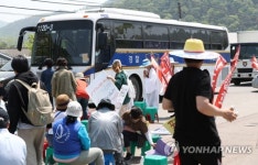 경찰 버스 진입 막는 주민