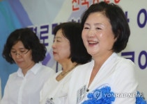 미소짓는  김정숙 씨