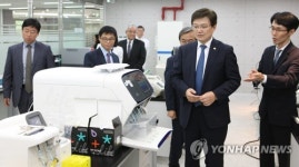 의료 장비 설명 듣는 미래부 장관