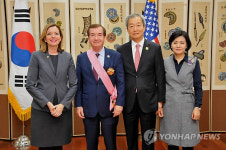 수교훈장 광화장 받은 에드 로이스 美하원 외교위원장