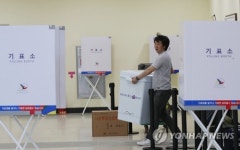 기표소 설치하는 선관위 직원들
