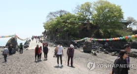 섬이면서 섬 아닌 간월암 봉축행렬