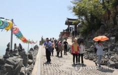 섬이면서 섬 아닌 간월암 찾은 시민들