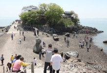 섬이면서 섬 아닌 간월암 봉축행렬