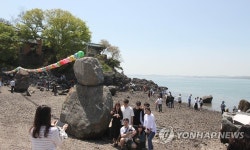 섬이면서 섬 아닌 간월암 찾은 시민들