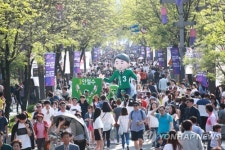 안철수 인형이 전주 한옥마을에