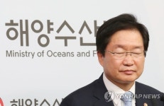 해수부장관 이례적 브리핑…정치공방 마침표 찍고자