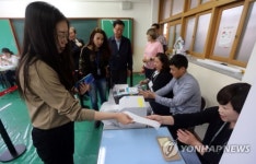 점심시간 초등학교 투표소에도 줄