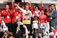 어린이가 행복한 나라 포스터 선물받은 홍준표