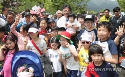 어린이들과 함께한 유승민