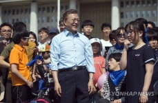 문재인, 어린이들 보며 미소
