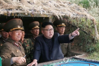 김정은, 연평도 코앞 최전방부대 시찰