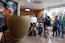 옹기제작 보는 외국인들