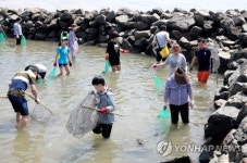 별주부마을 독살체험 중인 관광객들