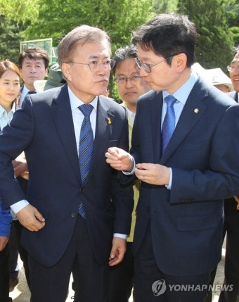 문재인과 김경수의 대화