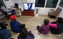 산불 피해 마을회관에 모인 삼척 주민