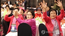 어버이날 효사랑 큰잔치…즐거운 홀몸노인들