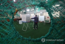 야구 실내연습장에 마련된 투표소