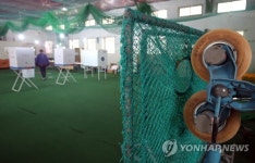 초등야구부 실내연습장에 설치된 투표소