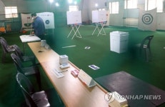 야구 실내연습장에 마련된 투표소