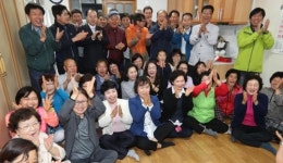 文 양산 자택 마을 주민들 환호…성공 후 귀향했으면(종합)