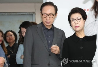 투표소 찾은 이명박 전 대통령 내외