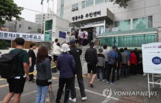 투표 기다리는 유권자들