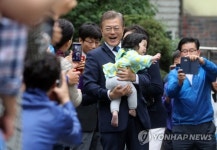 투표소에서 주민들과 인사하는 문재인 후보