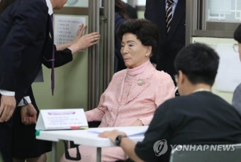 투표소 들어오는 손명순 여사